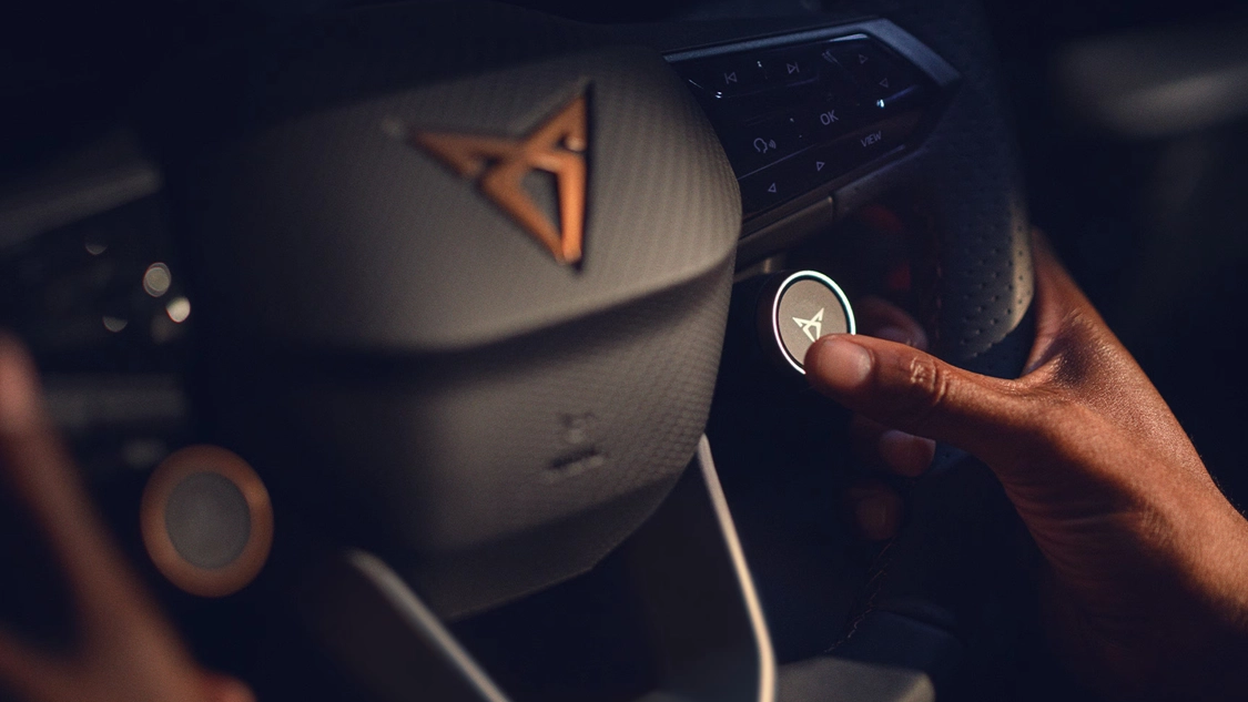 Intérieur technologique de la Cupra Born avec volant