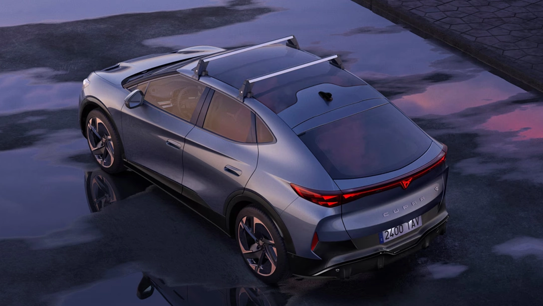 Vue latérale du Cupra Tavascan électrique sur fond sombre