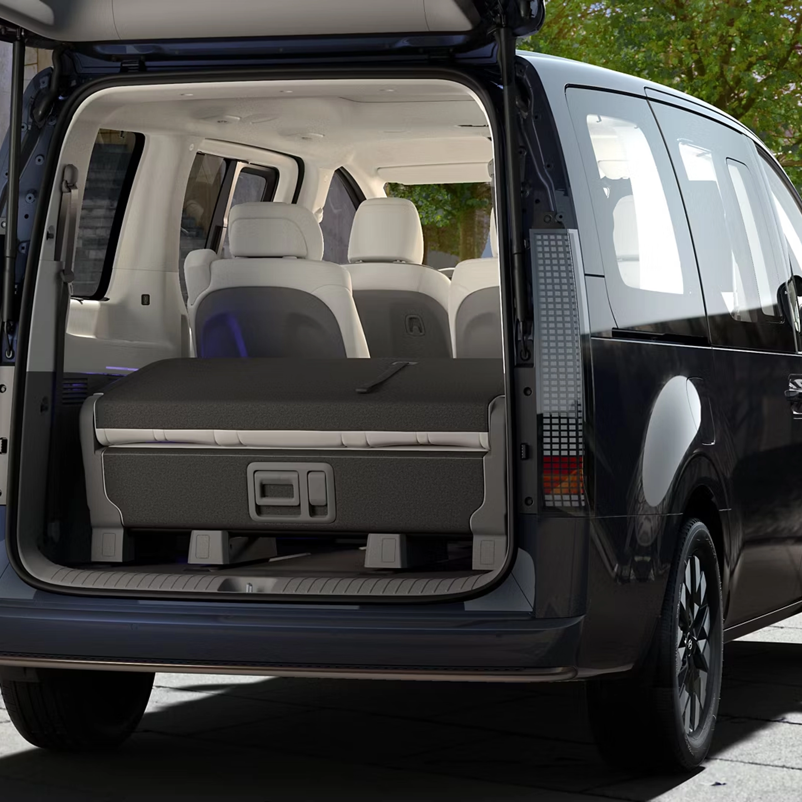 Vue coffre du Hyundai STARIA Diesel côté conducteur