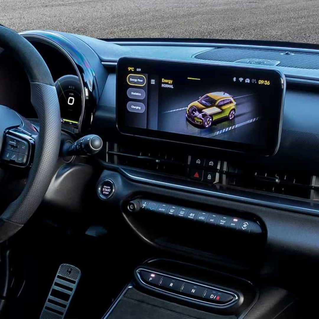 Compteur digital et volant sport de l’Abarth 600e.