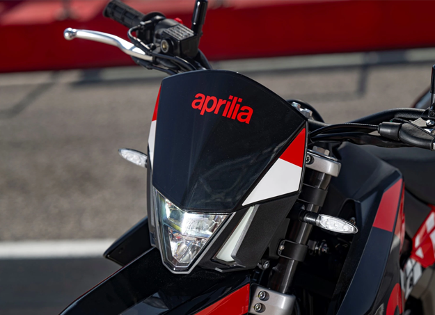 Design sportif de l'Aprilia SX 125 avec coloris racing