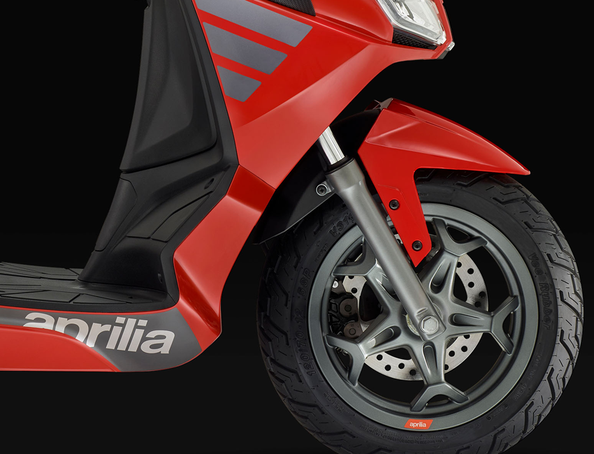 Scooter Aprilia SXR 50 en mouvement en ville