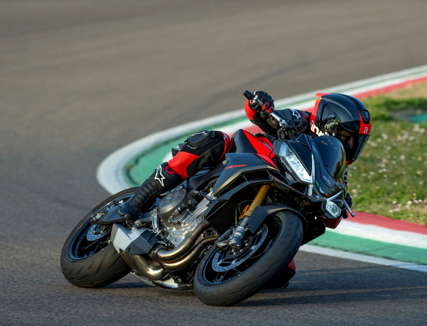 Vue latérale dynamique de l'Aprilia Tuono 660 sur route