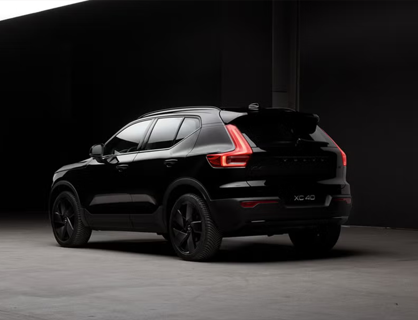 Vue avant du Volvo XC40 micro-hybride sur fond noir