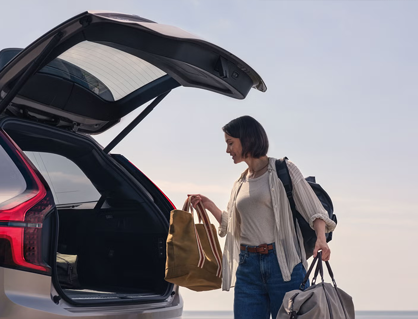 Habitacle et coffre du Volvo XC90 avec sièges en cuir beige