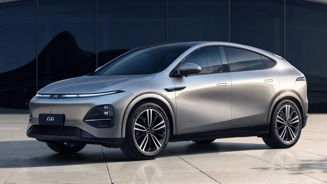 Vue latérale du XPENG G6 électrique sur fond sombre