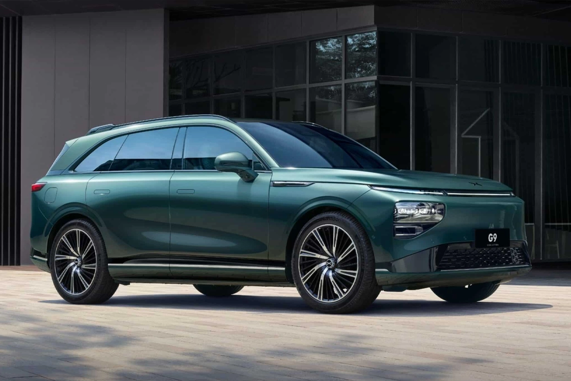 Vue profil XPENG G9 avec sièges premium et écran central
