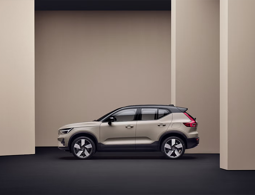 Vue de profil du Volvo EX40