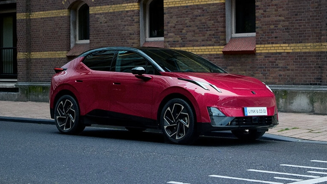 SUV coupé électrique Lynk & Co 02 vu de profil sur fond sombre