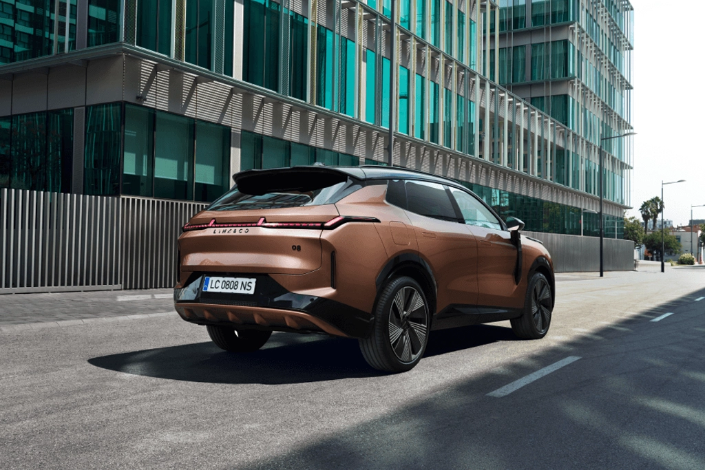 Profil arrière du Lynk & Co 08 hybride rechargeable en extérieur