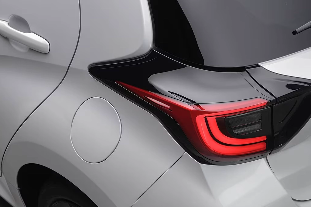 Vue arrière de la Mazda 2 avec phare